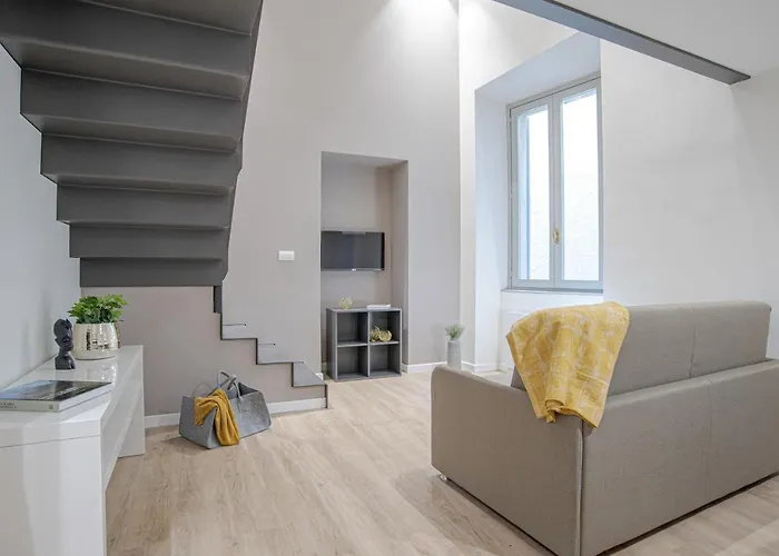 Roma - By Myhomeincomo *